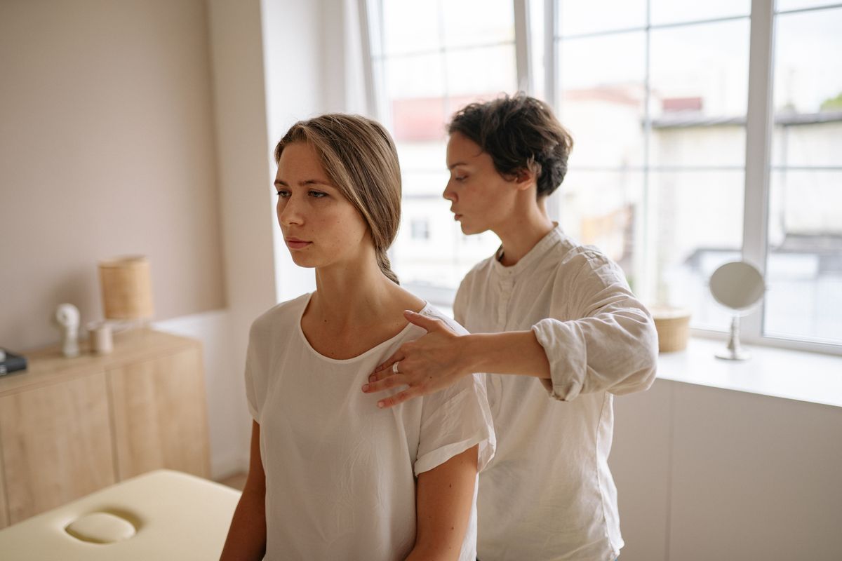 Osteopathische Untersuchung der Haltung in hellem Behandlungsraum