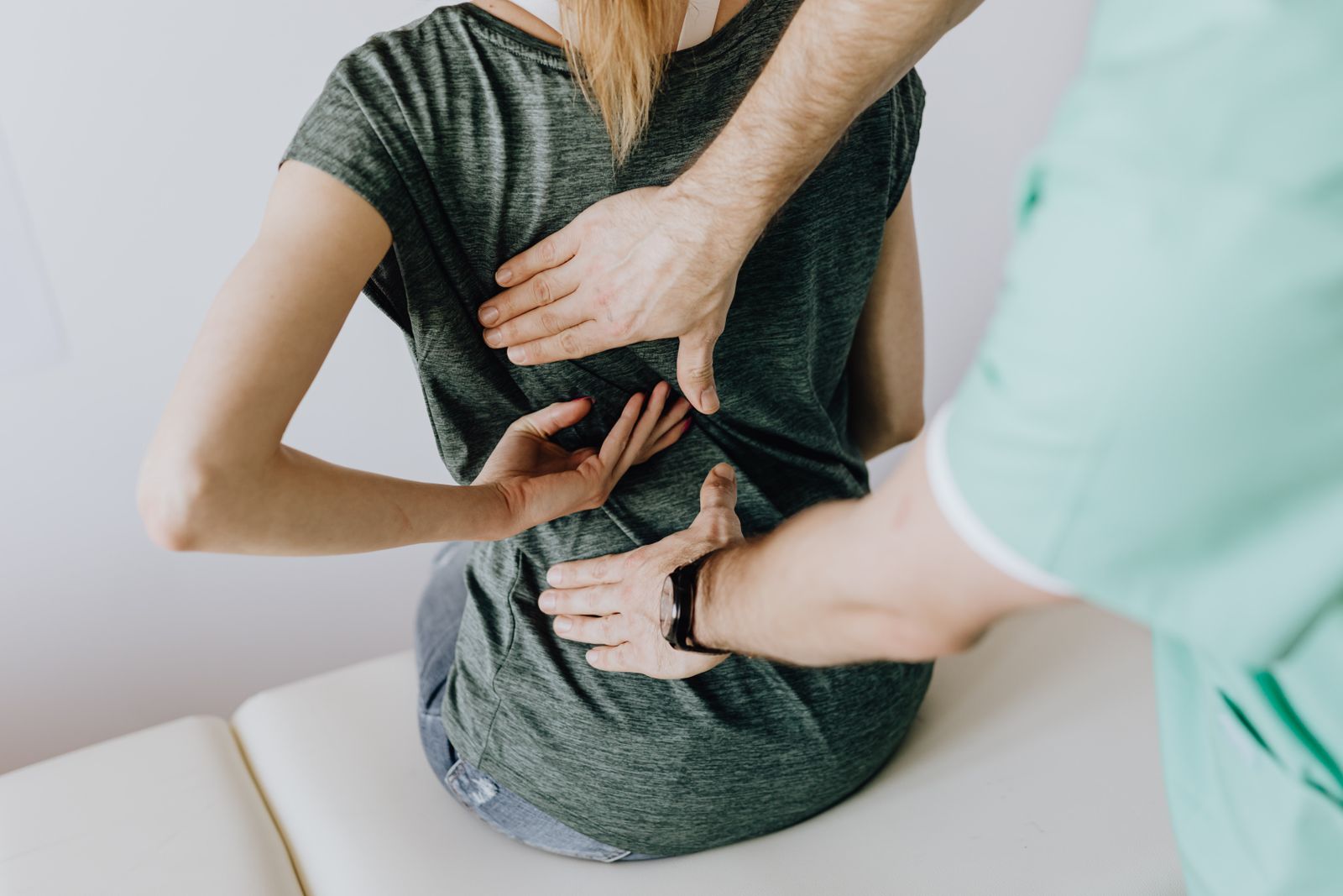 Osteopathische Behandlung des Rückens auf der Behandlungsliege
